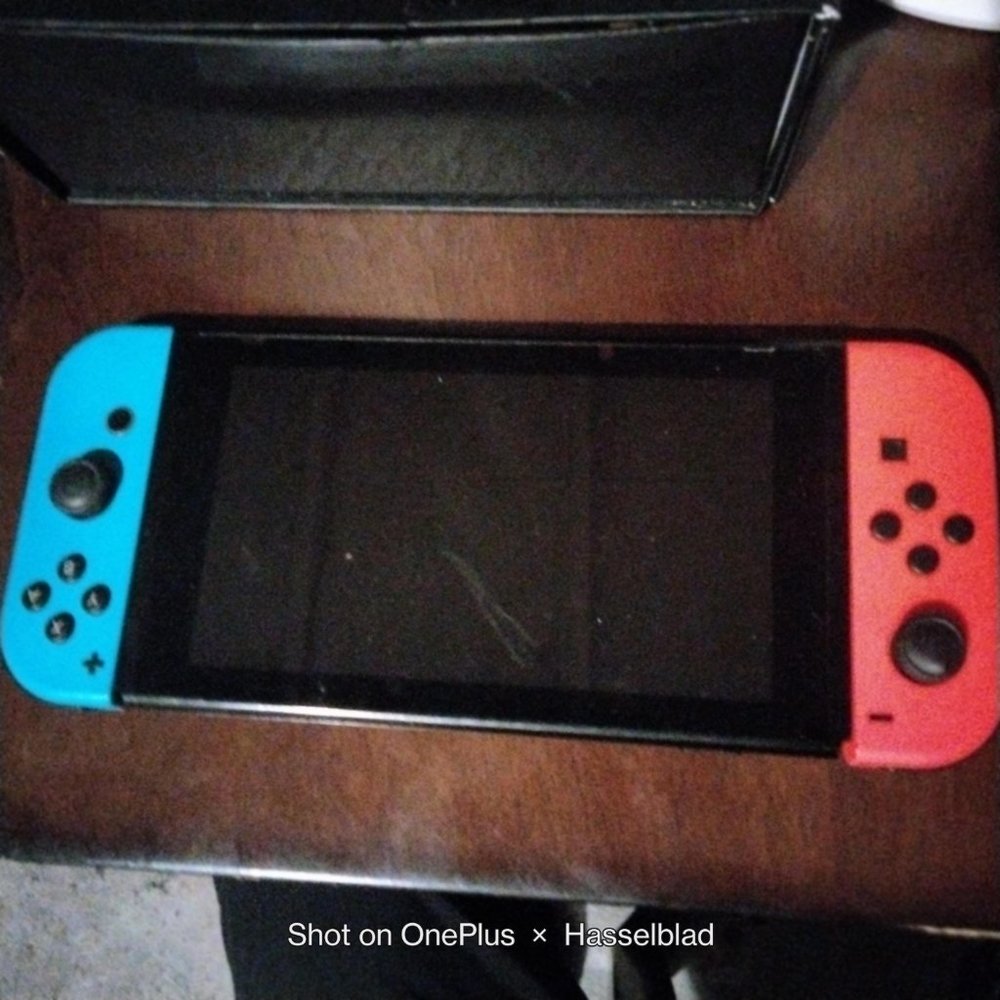 Nintendo switch console - Picture 2 of 3